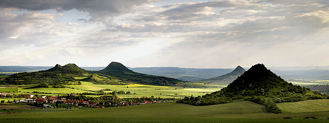 Pohled na kopce Českého středohoří z Lísky