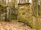 Židovský hřbitov Podbřezí (Skalka), cedulka na hřbitovní zdi.