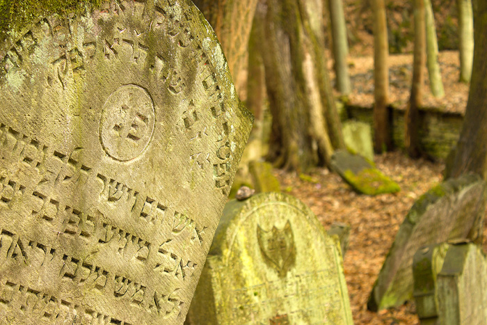 Židovský hřbitov Podbřezí (Skalka) – hebrejština na náhrobku