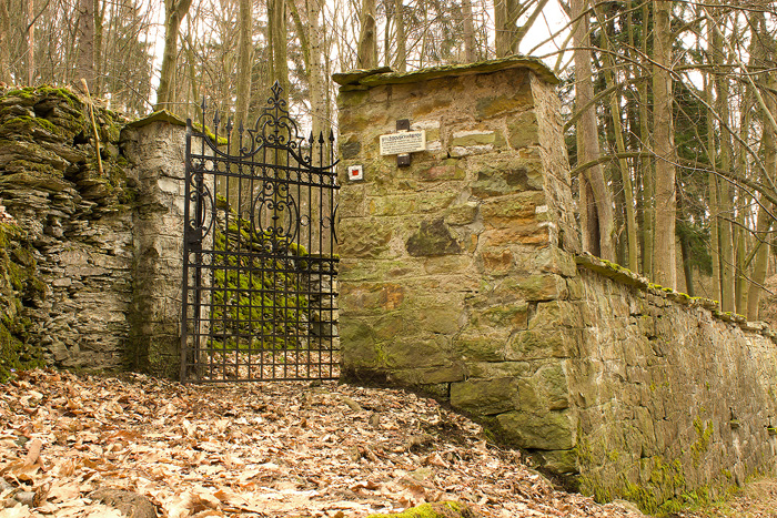 Židovský hřbitov Podbřezí (Skalka) – vstupní brána