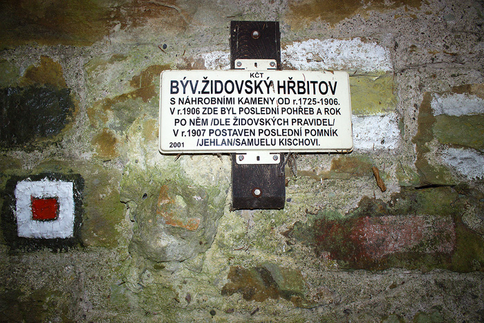 Židovský hřbitov Podbřezí (Skalka), cedulka na hřbitovní zdi
