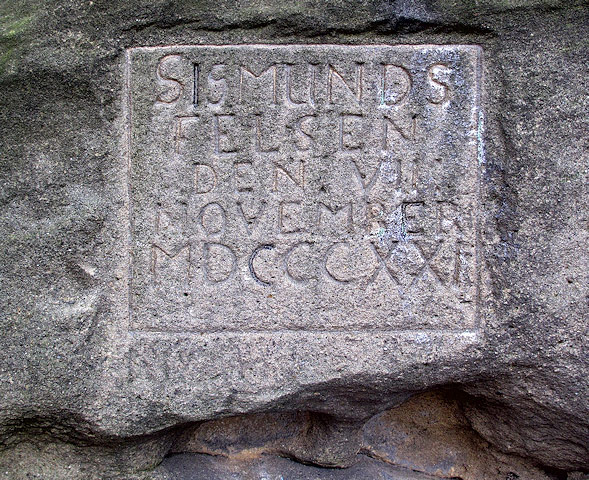 Zikmundova skála – nápis vytesaný do skály nad jeskyní