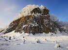 Zlatý vrch je čedičový pahorek s odkrytými unikátními čedičovými sloupy o délce až 27 m, což je o mnoho více než má sousední a populárnější Panská skála. Národní přírodní památka.

