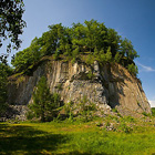 Zlatý vrch je čedičový pahorek s odkrytými unikátními čedičovými sloupy o délce až 27 m, což je o mnoho více než má sousední a populárnější Panská skála. Národní přírodní památka.

