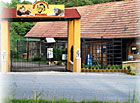 Zoopark Dvorec u Borovan, vstupní brána.